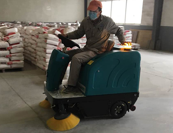 駕駛式掃地機