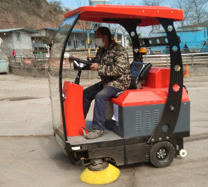 駕駛式掃地機在發(fā)電廠清潔