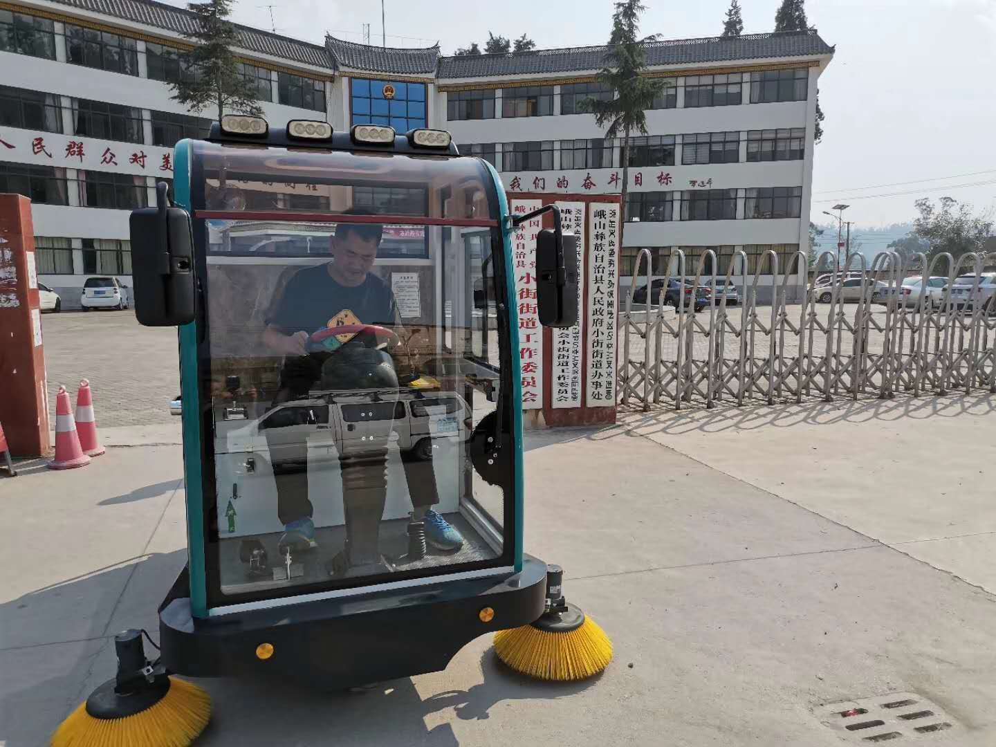 駕駛式掃地機