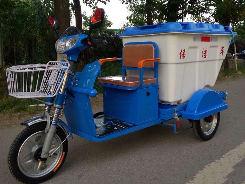 駕駛多功能電動(dòng)保潔車
