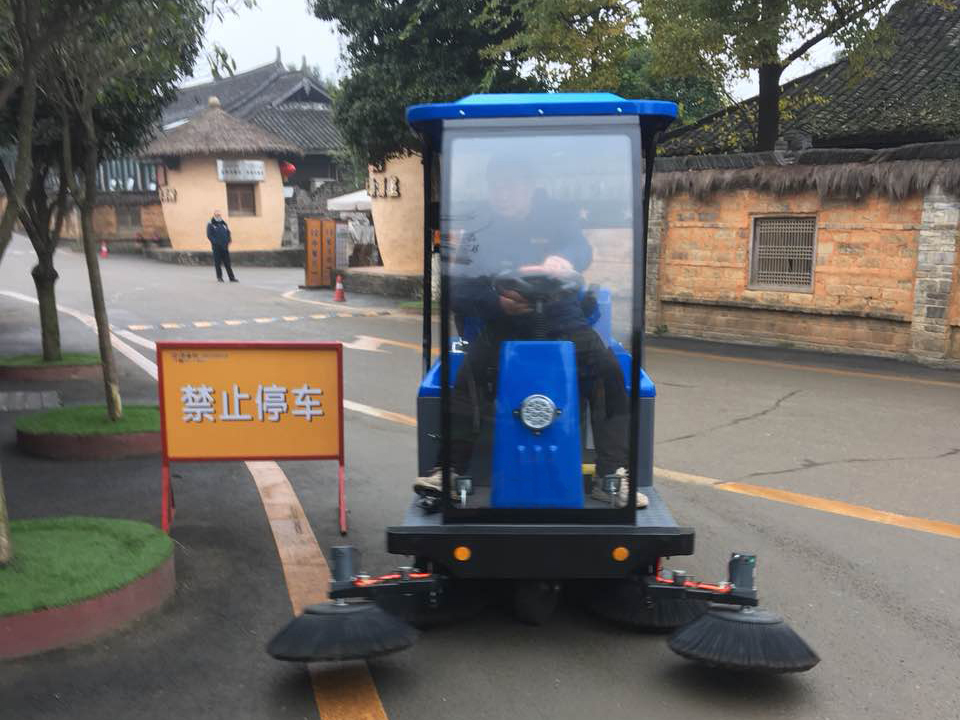 斑竹林公園景區(qū)街道清潔使用駕駛式掃地車