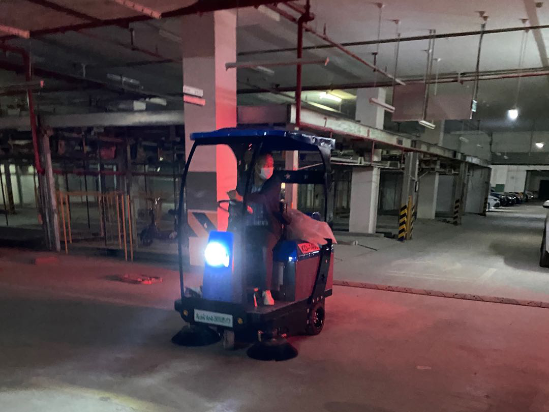 停車場使用駕駛掃地機(jī)