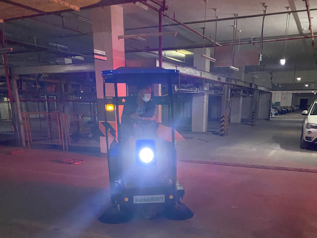 地下車庫使用宏雯掃地機(jī)