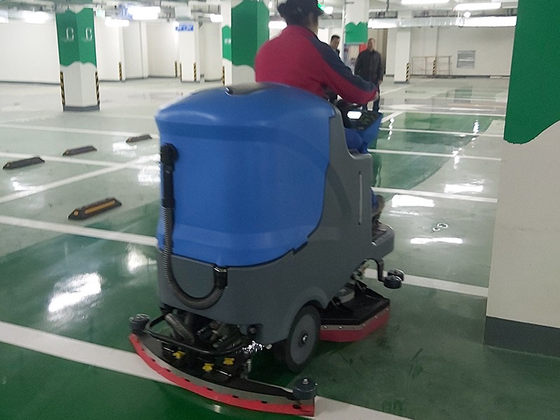 車站用駕駛式洗地機