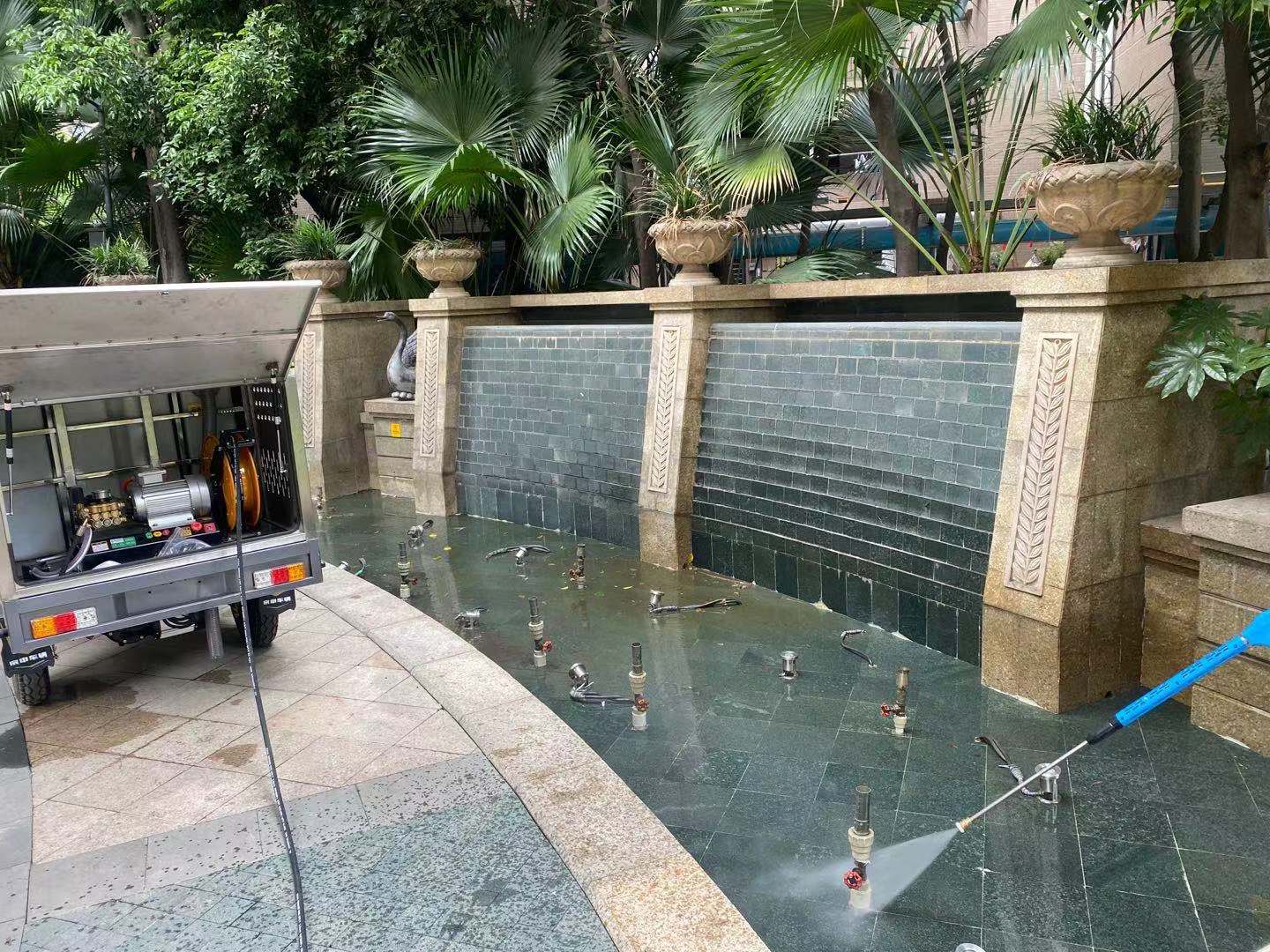小區(qū)景觀水池用高壓沖洗車