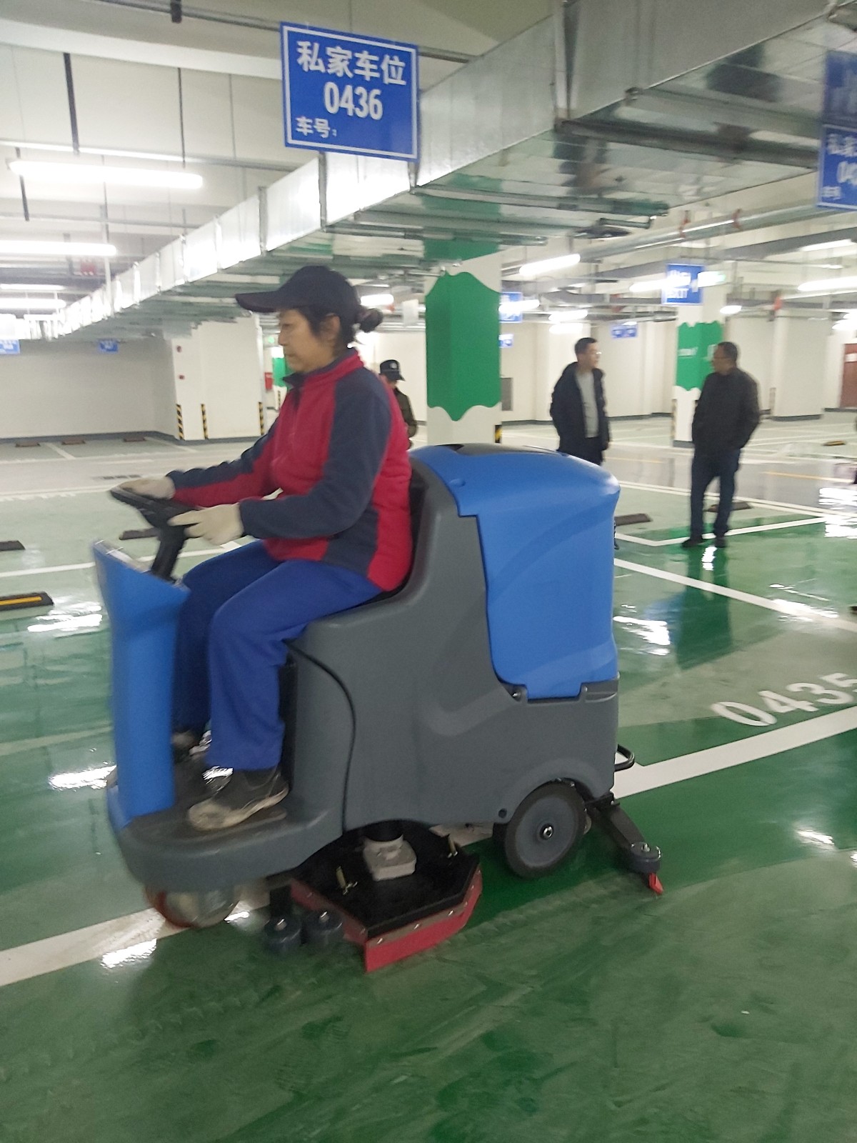 停車場(chǎng)地面清潔選擇了掃地機(jī)與洗地機(jī)
