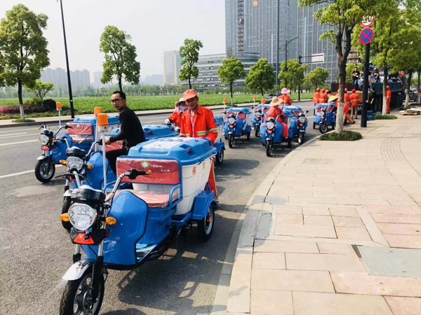 駕駛電動(dòng)保潔車讓環(huán)衛(wèi)作業(yè)更輕松