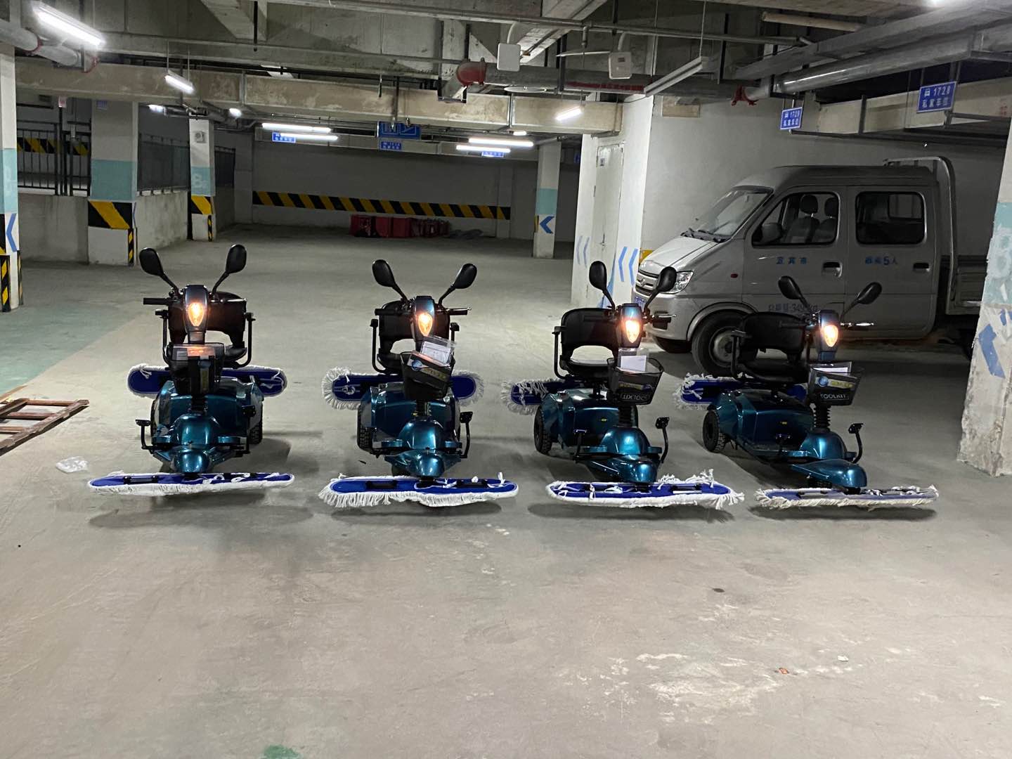 商場(chǎng)清潔選購(gòu)了電動(dòng)駕駛塵推車使用