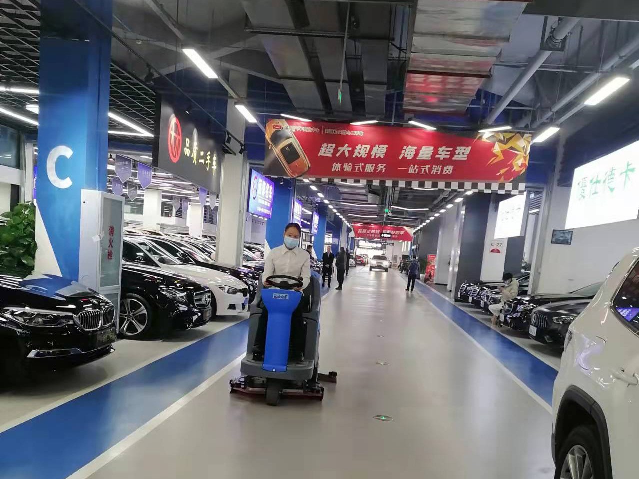 錦和汽車中心采購地面清潔洗地機(jī)選擇了成都宏雯公司