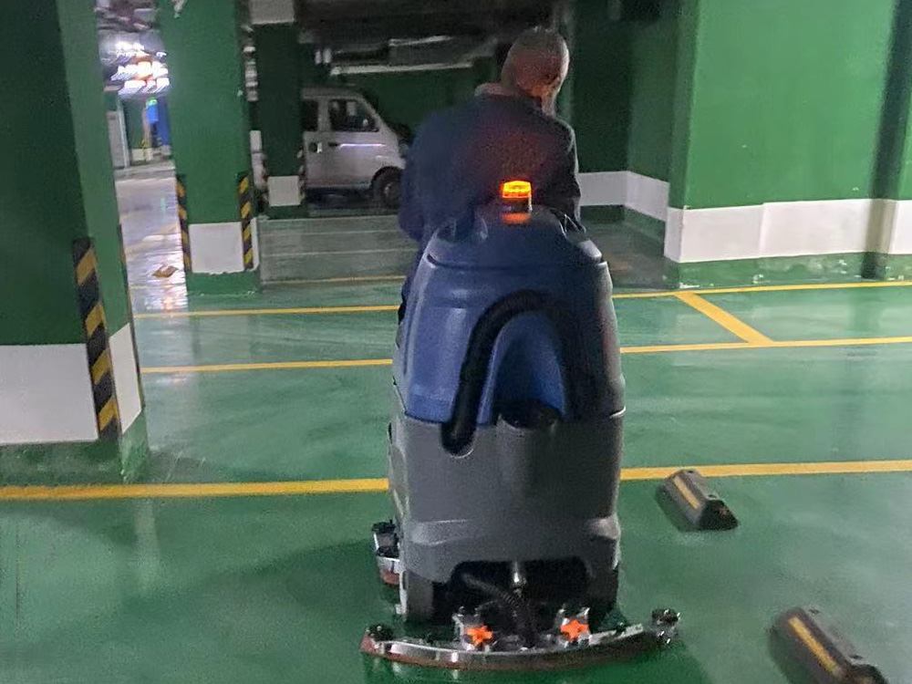 環(huán)氧地坪停車場使用駕駛式洗地機(jī)