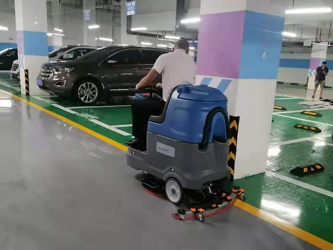 環(huán)氧地坪停車場使用洗地機(jī)保潔